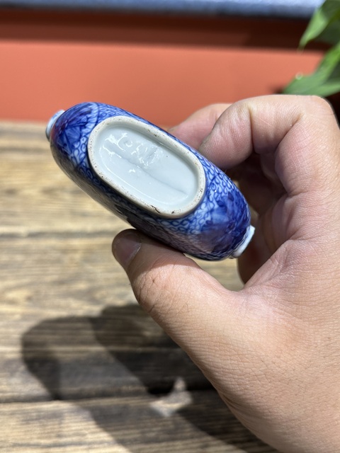 古玩陶瓷清代中期青花纏枝蓮紋鼻煙壺拍賣，當前價格8800元