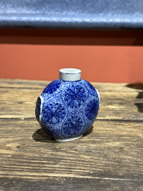 古玩陶瓷清代中期青花纏枝蓮紋鼻煙壺拍賣，當前價格8800元