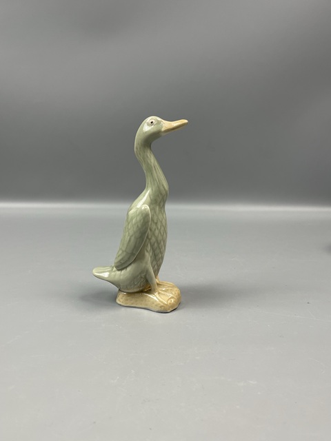 古玩陶瓷民國名家(吳同興)豆青網(wǎng)格宮瓷鴨呱呱來財拍賣,當(dāng)前價格1800元