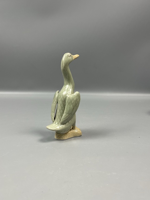 古玩陶瓷民國名家(吳同興)豆青網(wǎng)格宮瓷鴨呱呱來財拍賣,當(dāng)前價格1800元