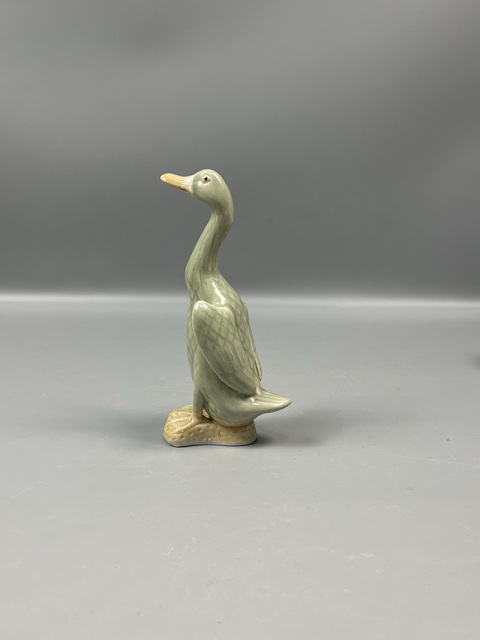 古玩陶瓷民國名家(吳同興)豆青網(wǎng)格宮瓷鴨呱呱來財拍賣,當(dāng)前價格1800元