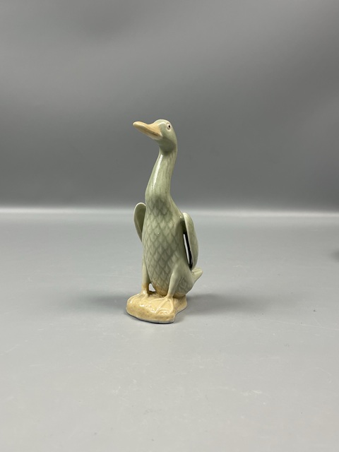 古玩陶瓷民國名家(吳同興)豆青網(wǎng)格宮瓷鴨呱呱來財拍賣,當(dāng)前價格1800元