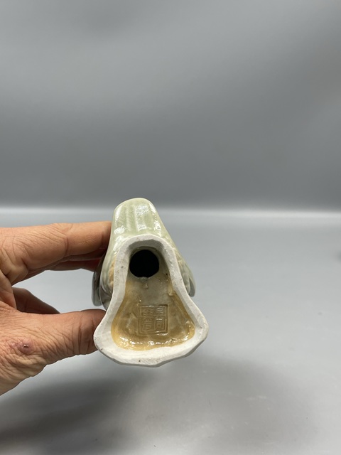 古玩陶瓷民國名家(吳同興)豆青網(wǎng)格宮瓷鴨呱呱來財拍賣,當(dāng)前價格1800元
