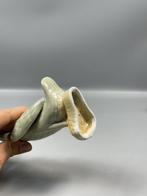 古玩陶瓷民國名家(吳同興)豆青網(wǎng)格宮瓷鴨呱呱來財拍賣,當(dāng)前價格1800元