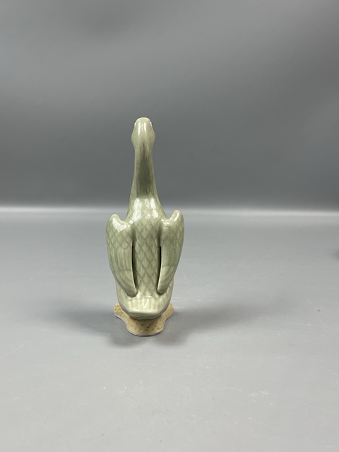 古玩陶瓷民國名家(吳同興)豆青網(wǎng)格宮瓷鴨呱呱來財拍賣,當(dāng)前價格1800元