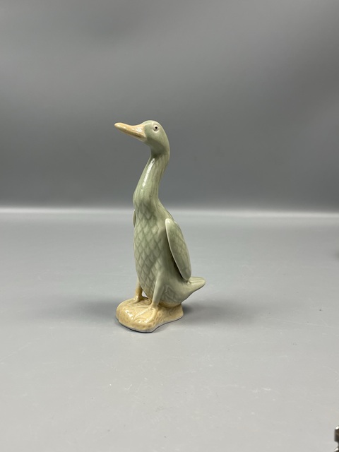 古玩陶瓷民國名家(吳同興)豆青網(wǎng)格宮瓷鴨呱呱來財拍賣,當(dāng)前價格1800元