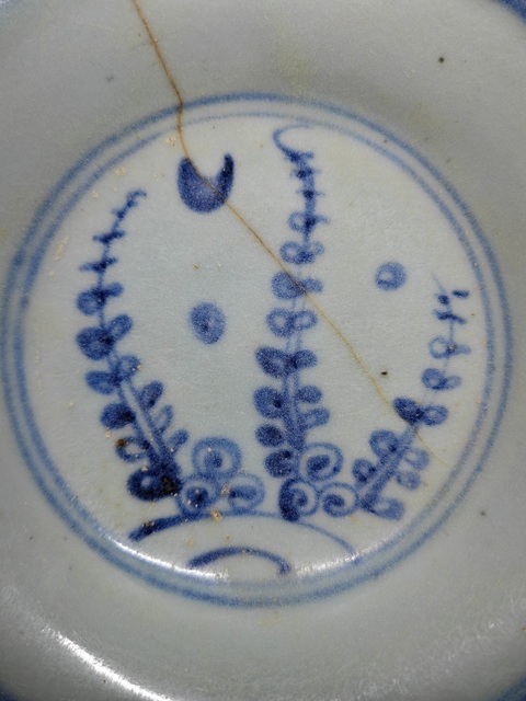 古玩陶瓷明空白期青花月影梅冬青釉淺碗拍賣,當(dāng)前價(jià)格1234元