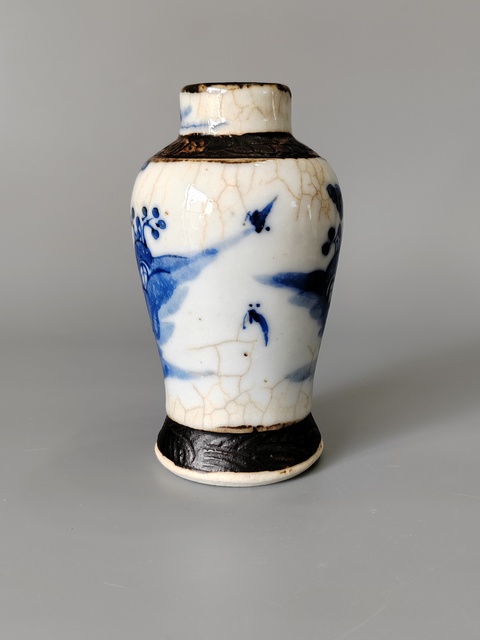 古玩陶瓷哥釉青花仕女瓶拍賣,當(dāng)前價格90元