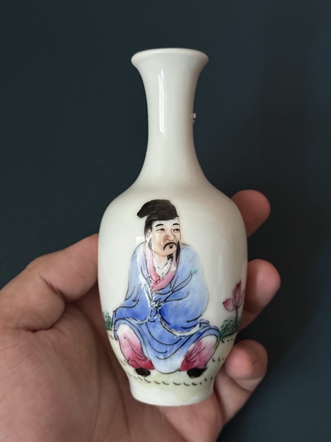 古玩陶瓷民國·人物紋粉彩長口尺瓶拍賣,當前價格1800元