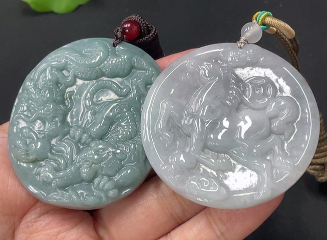 古玩玉器(特價）翡翠虎龍雕刻玉墜和馬上有財玉墜。 兩個一起拍賣，當前價格399元