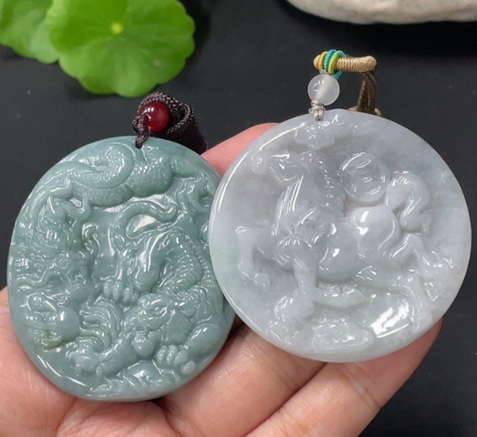 古玩玉器(特價）翡翠虎龍雕刻玉墜和馬上有財玉墜。 兩個一起拍賣，當前價格399元