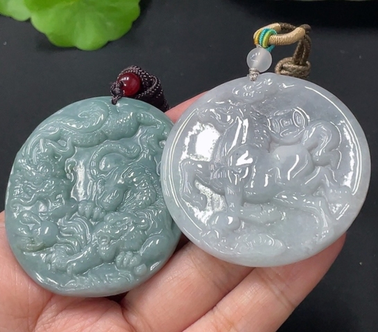 古玩玉器(特價）翡翠虎龍雕刻玉墜和馬上有財玉墜。 兩個一起拍賣，當前價格399元