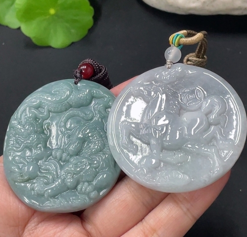 古玩玉器(特價）翡翠虎龍雕刻玉墜和馬上有財玉墜。 兩個一起拍賣，當前價格399元