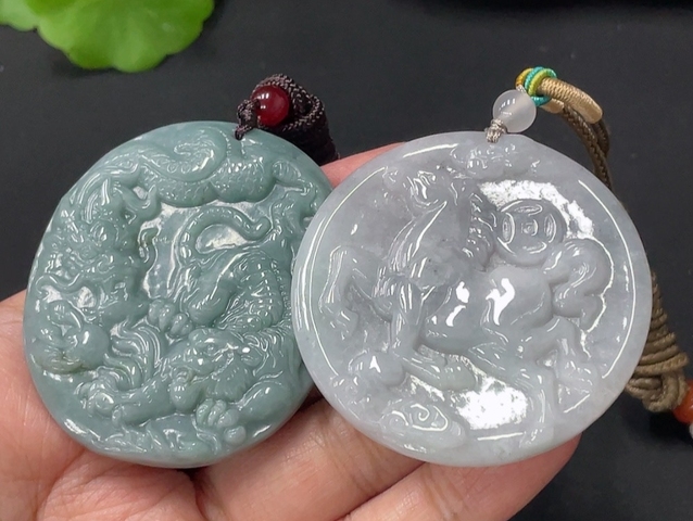 古玩玉器(特價）翡翠虎龍雕刻玉墜和馬上有財玉墜。 兩個一起拍賣，當前價格399元