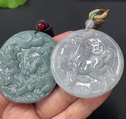 古玩玉器(特價）翡翠虎龍雕刻玉墜和馬上有財玉墜。 兩個一起拍賣，當前價格399元