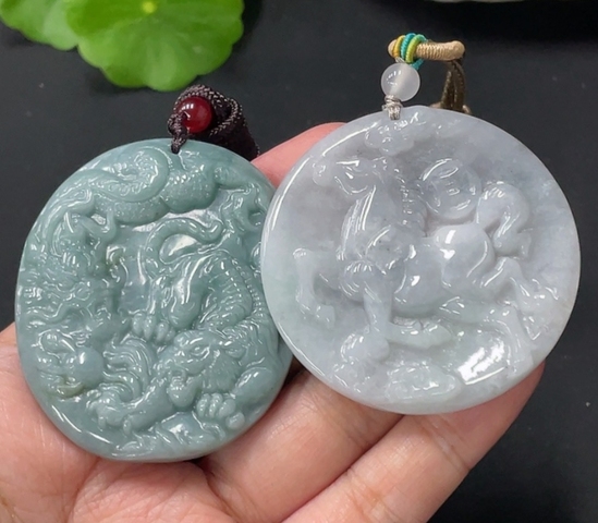 古玩玉器(特價）翡翠虎龍雕刻玉墜和馬上有財玉墜。 兩個一起拍賣，當前價格399元