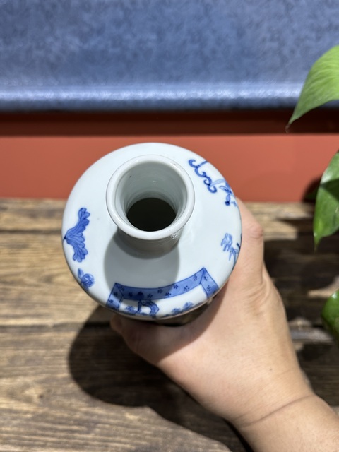 古玩陶瓷清代光緒細路青花人物紋瓶拍賣，當前價格16800元