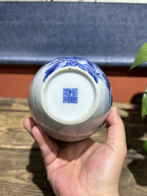 古玩陶瓷民國(guó)細(xì)路青花人物紋瓶拍賣,當(dāng)前價(jià)格36800元
