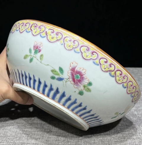 古玩陶瓷粉彩花卉紋捧盒底拍賣,當前價格2600元
