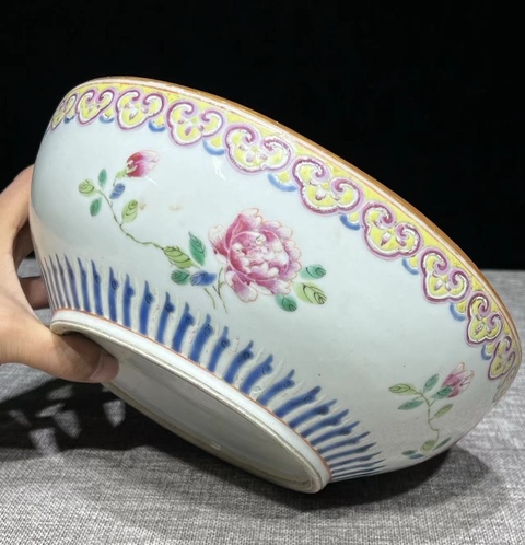 古玩陶瓷粉彩花卉紋捧盒底拍賣,當前價格2600元