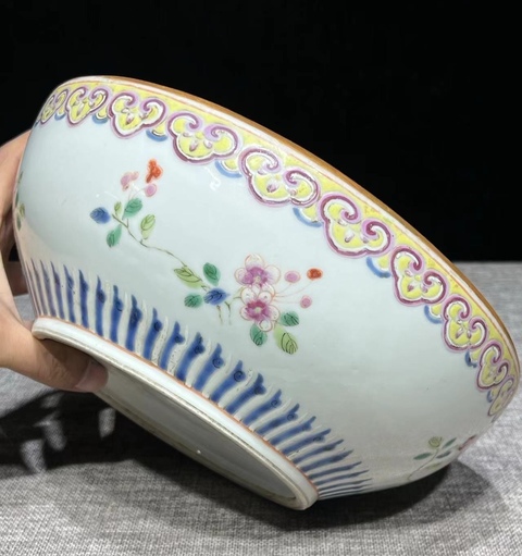 古玩陶瓷粉彩花卉紋捧盒底拍賣,當前價格2600元