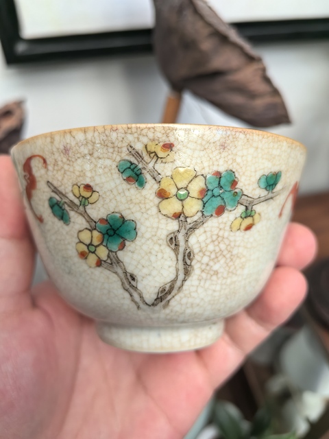 古玩陶瓷清中期哥釉五彩歲寒三友茶圓拍賣，當前價格1500元