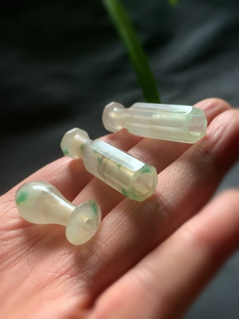 古玩玉器清代翡翠雕“素紋煙嘴”拍賣,當前價格23000元