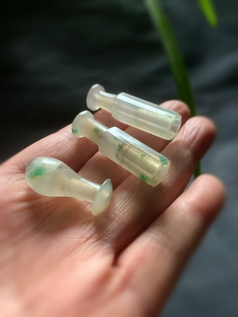 古玩玉器清代翡翠雕“素紋煙嘴”拍賣,當前價格23000元