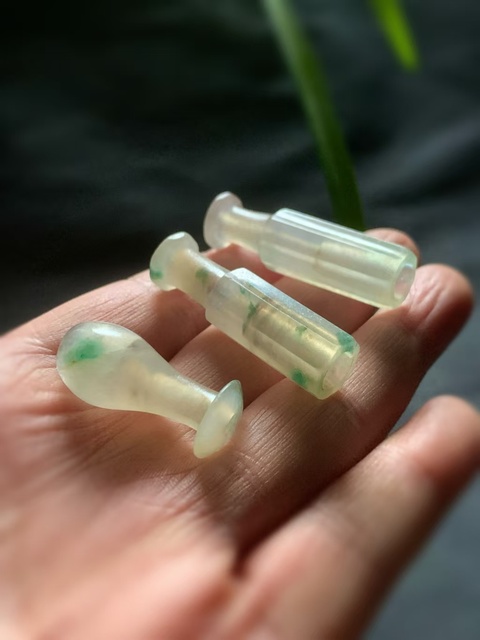 古玩玉器清代翡翠雕“素紋煙嘴”拍賣,當前價格23000元