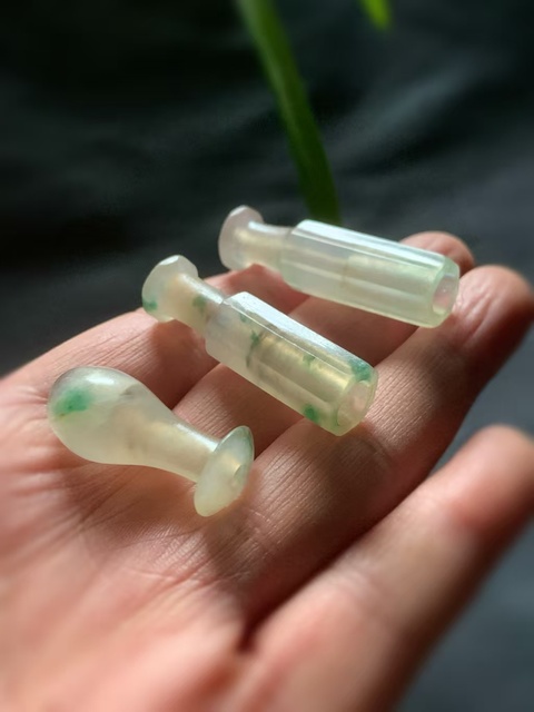 古玩玉器清代翡翠雕“素紋煙嘴”拍賣,當前價格23000元