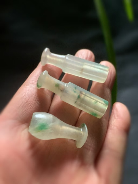 古玩玉器清代翡翠雕“素紋煙嘴”拍賣,當前價格23000元