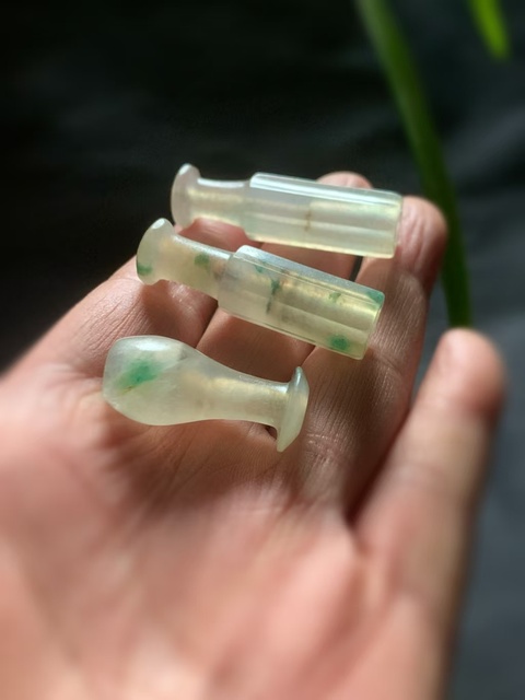 古玩玉器清代翡翠雕“素紋煙嘴”拍賣,當前價格23000元