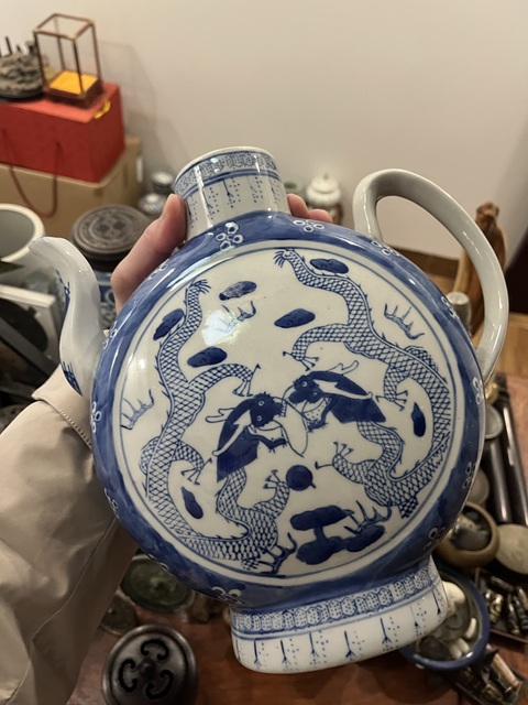 古玩陶瓷龍紋執(zhí)壺拍賣，當(dāng)前價(jià)格599元