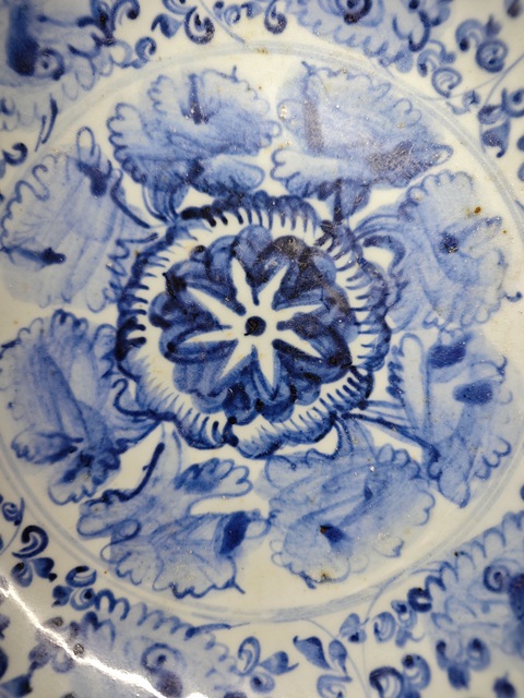 古玩陶瓷明中期青花纏枝花卉紋盤拍賣,當前價格8765元