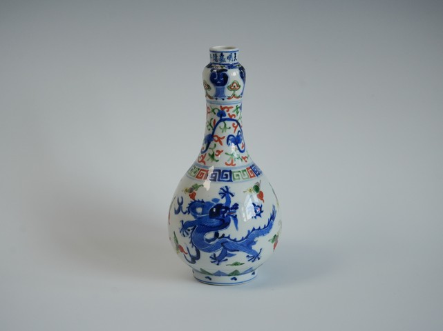古玩陶瓷清·仿嘉靖五彩龍紋蒜頭瓶拍賣，當前價格20000元