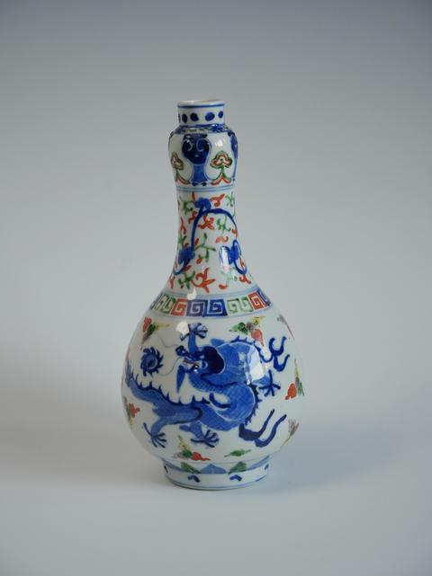 古玩陶瓷清·仿嘉靖五彩龍紋蒜頭瓶拍賣，當前價格20000元