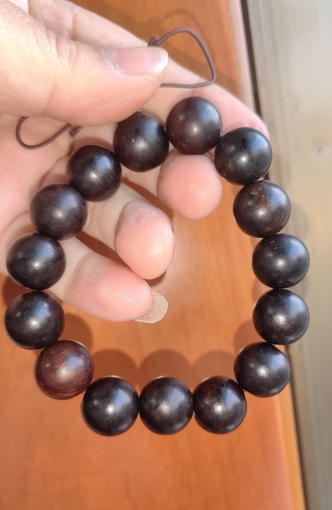 古玩雜項(xiàng)紅木(小葉紫檀)雕刻佛珠拍賣,當(dāng)前價格1800元
