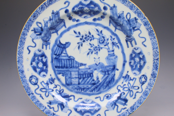 古玩陶瓷清康熙·青花博古如意紋開窗嬰戲圖折沿盤拍賣,當(dāng)前價(jià)格1488元