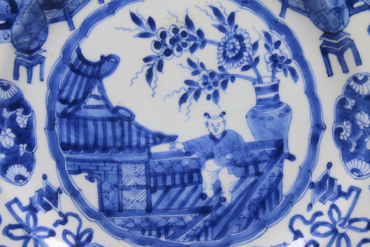 古玩陶瓷清康熙·青花博古如意紋開窗嬰戲圖折沿盤拍賣,當(dāng)前價(jià)格1488元