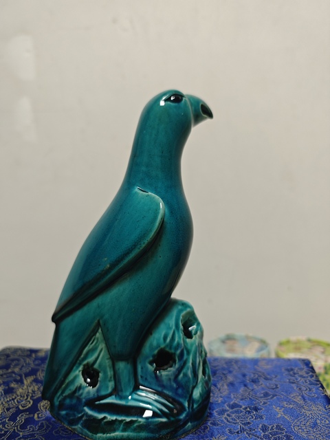 古玩陶瓷孔雀藍釉鸚鵡鳥擺件拍賣，當前價格6500元