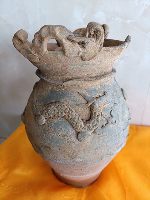 古玩陶瓷宋代西壩窯貼塑龍紋罐拍賣，當前價格598元