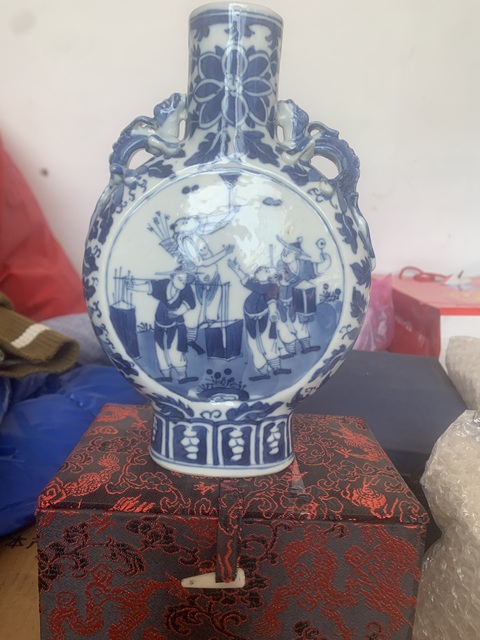 古玩陶瓷市井人物紋青花抱月瓶拍賣，當前價格6800元