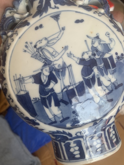古玩陶瓷市井人物紋青花抱月瓶拍賣，當前價格6800元