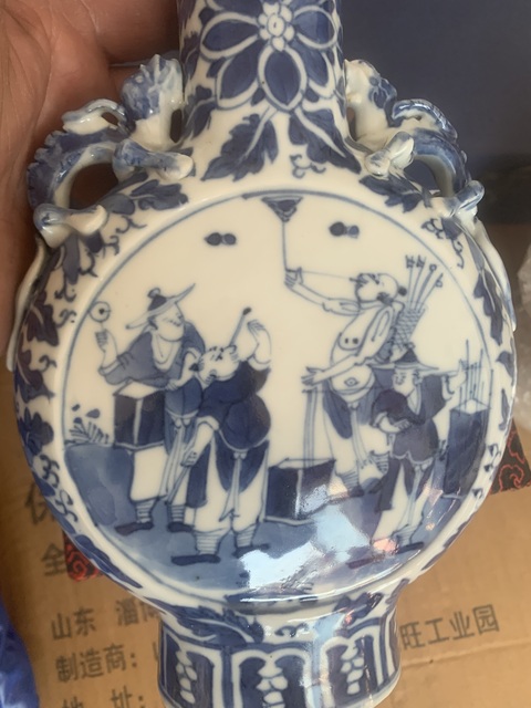 古玩陶瓷市井人物紋青花抱月瓶拍賣，當前價格6800元