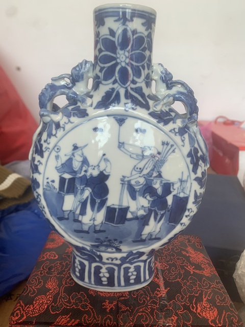 古玩陶瓷市井人物紋青花抱月瓶拍賣，當前價格6800元