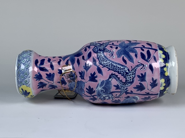 古玩陶瓷清晚期·宮粉地青花大雅齋風格龍穿花蒜頭口瓶拍賣,當前價格482元