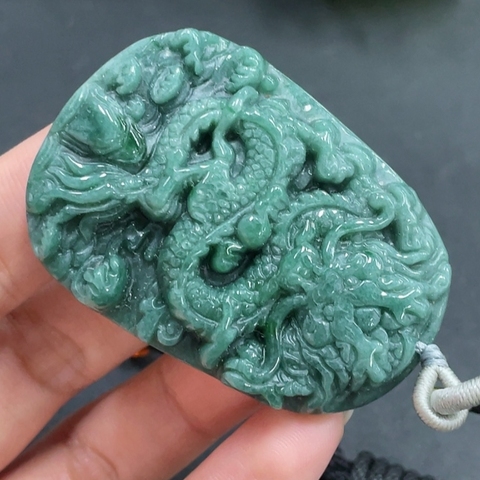 古玩玉器福利玉墜,不計成本虧出的。不議價。天然翡翠龍牌拍賣,當(dāng)前價格688元
