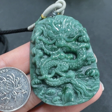 古玩玉器福利玉墜,不計成本虧出的。不議價。天然翡翠龍牌拍賣,當(dāng)前價格688元
