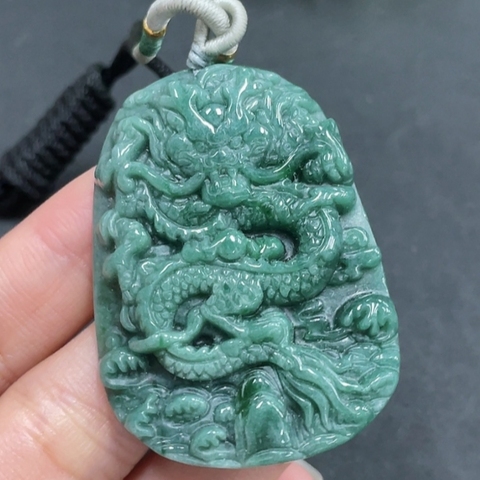 古玩玉器福利玉墜,不計成本虧出的。不議價。天然翡翠龍牌拍賣,當(dāng)前價格688元