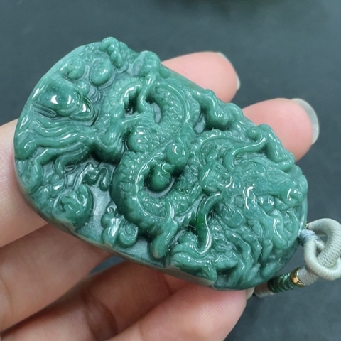 古玩玉器福利玉墜,不計成本虧出的。不議價。天然翡翠龍牌拍賣,當(dāng)前價格688元